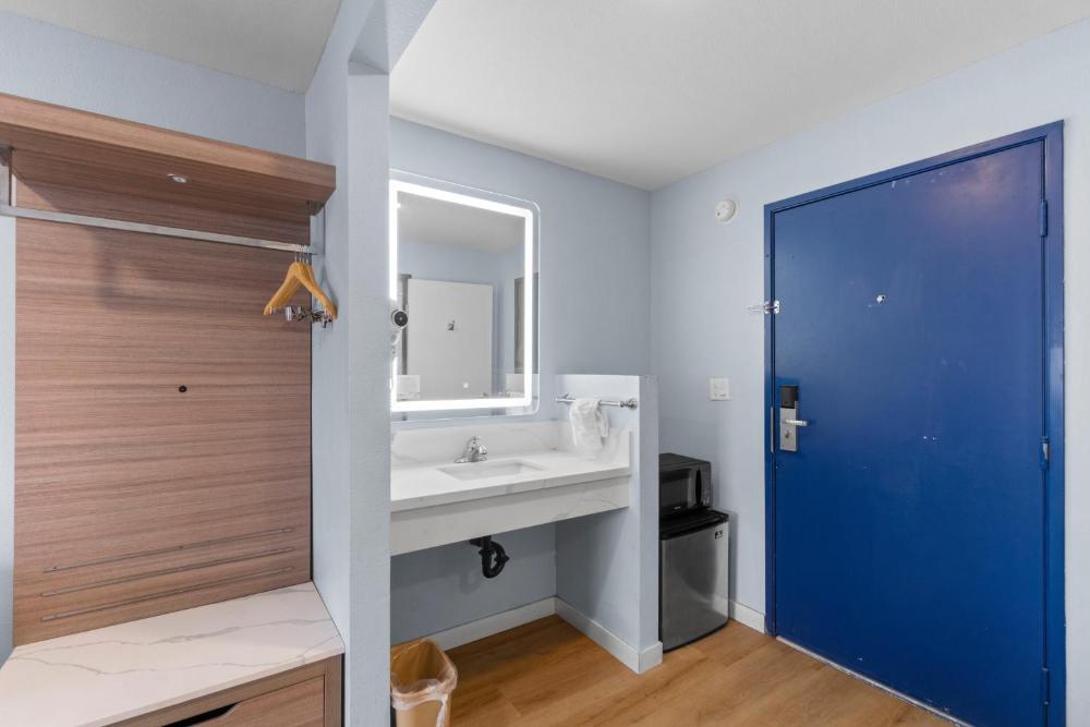 King Room - Non-Smoking interior